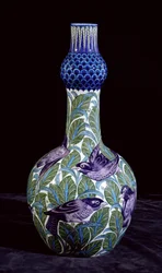 Große Flasche mit Amsel-Dekoration, bemalt von Joe Juster, 1888-1904